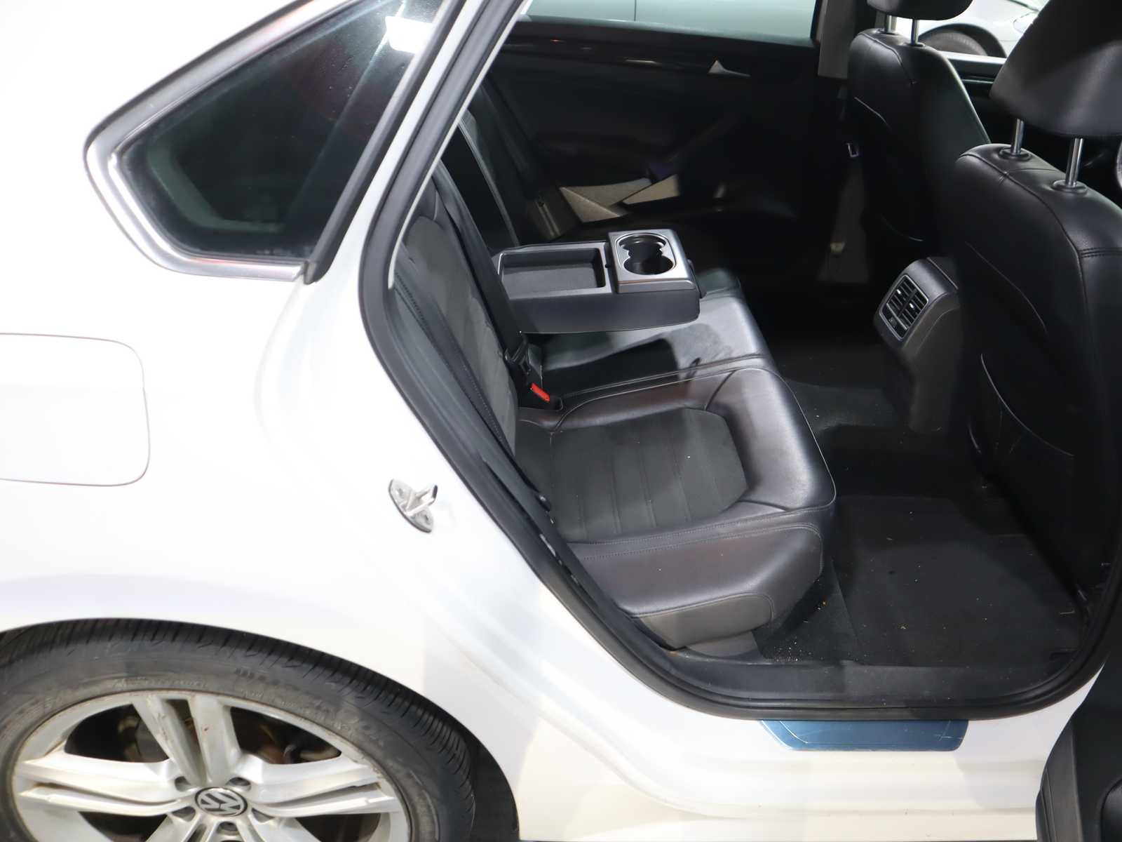 
								Volkswagen PASSAT full									