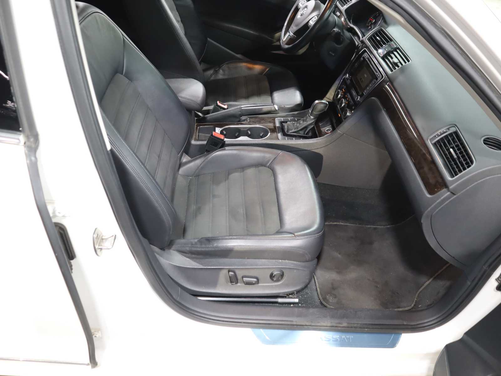 
								Volkswagen PASSAT full									