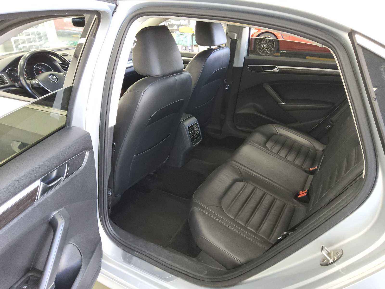 
								Volkswagen PASSAT full									