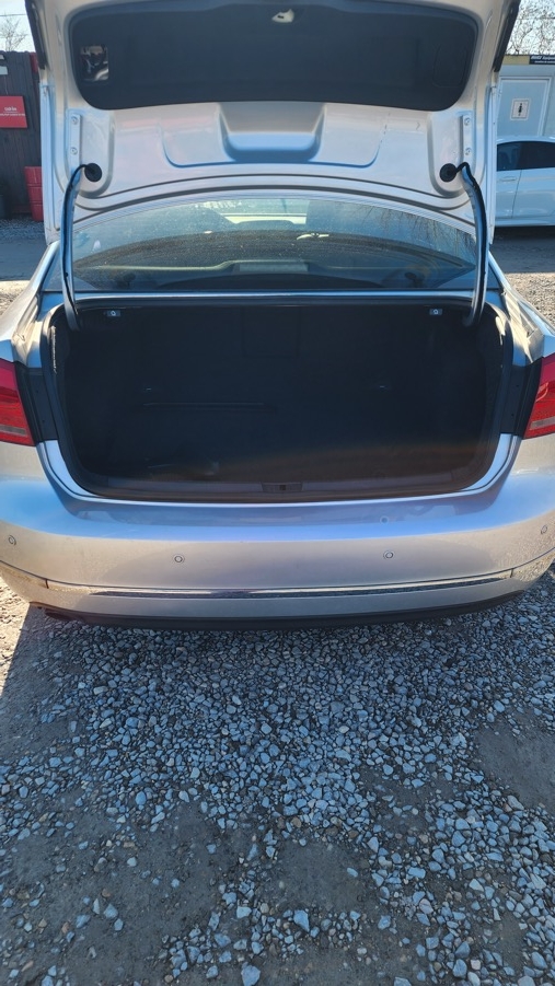 
								Volkswagen PASSAT full									