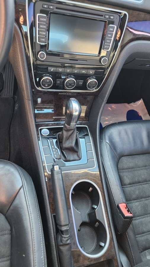 
								Volkswagen PASSAT full									