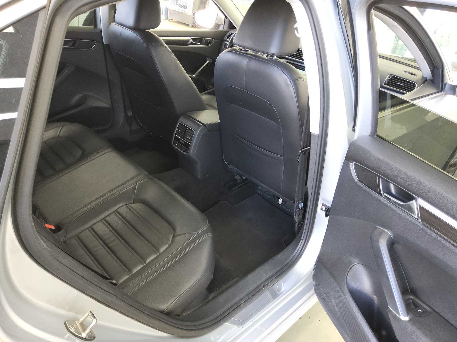 
								Volkswagen PASSAT full									